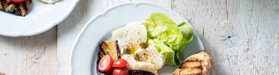 Salade van gegrilde aubergine, mozzarella en knoflookcroutons