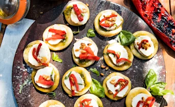 Mini-pizza’s met pesto, geitenkaas en paprika