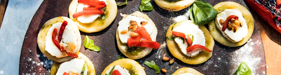 Mini-pizza’s met pesto, geitenkaas en paprika