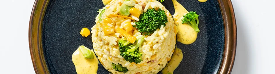 Rijstsalade met broccoli, ham en mais