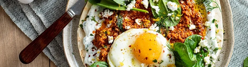 Naanbrood met ei en kruidenyoghurt