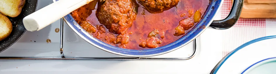 Reuze albondigas in rode groentesaus