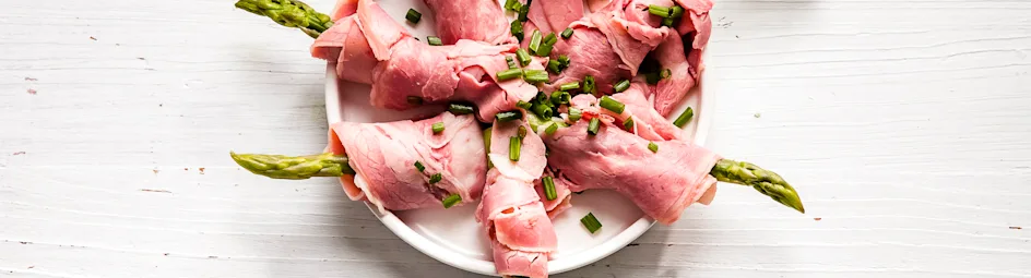 Rolletje pekelvlees met groene asperges en mierikswortelcrème