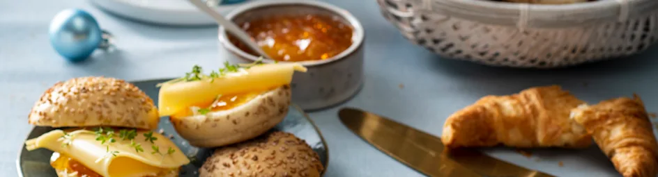 Party mix broodje kaas, sinaasappel gember marmelade en tuinkers