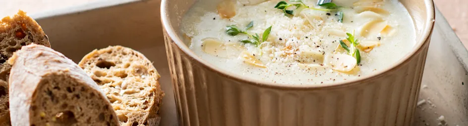 Pastinaaksoep met Parmezaan en amandelschaafsel