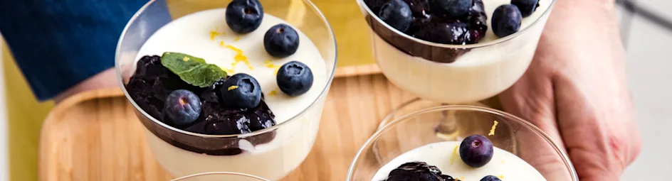 Citroenyoghurt panna cotta met blauwe bessensaus
