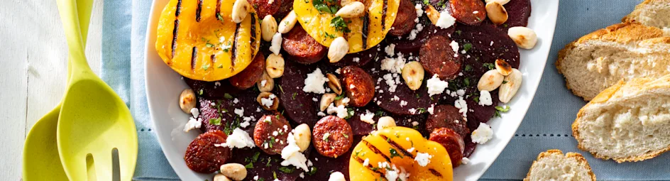 Salade rode biet met gegrilde perzik en chorizo