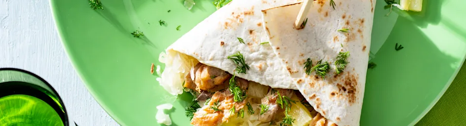Zuurkoolwrap met ananas, gerookte makreel en mosterd
