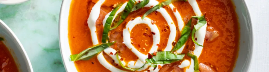 Paprika-tomatensoep met zalm