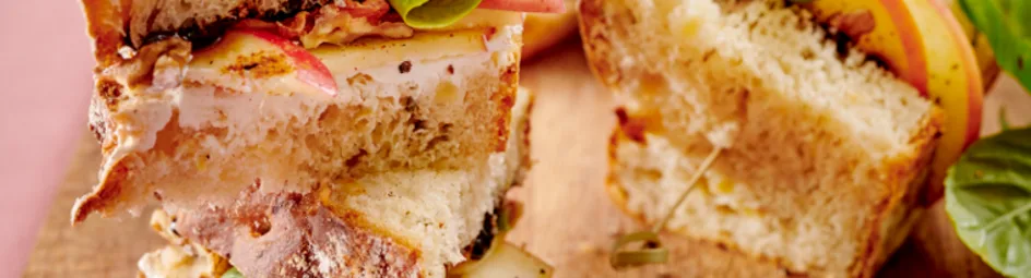 Sandwich van zelfgebakken appelbrood met geitenkaas en appel