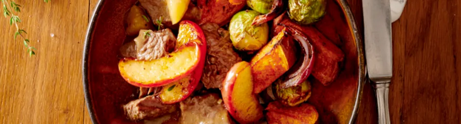 Runderstoof met gebakken appeltjes en groenten uit de oven