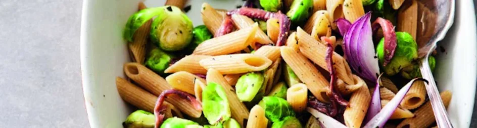 Penne met geroosterde spruiten en ansjovis