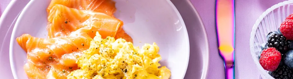 Paashaanbroodje met roerei, gerookte zalm en zelfgemaakt kruidenzout