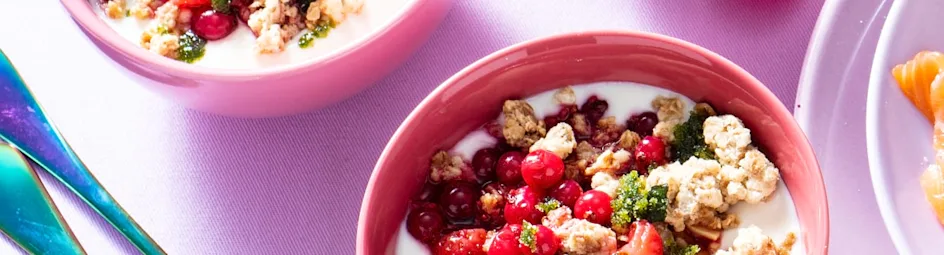 Ontbijtbowl: Yoghurt met blauwe bessen en muntsuiker