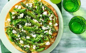 Gezonde plaatpizza in het groen