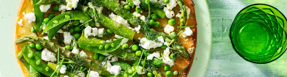 Gezonde plaatpizza in het groen