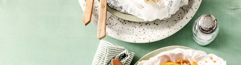 Zalm pakketje van de BBQ met pittige bulgursalade en frisse yoghurtdip