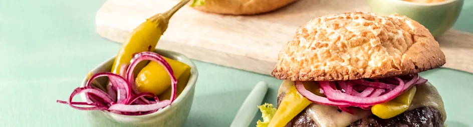 Black Angus cheeseburgers met sambasaus en ingelegde groene peper