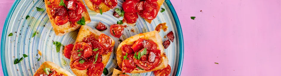 Tapa van brood, tomaat en gebakken fuet