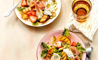 Maaltijdsalade met gegrilde nectarine en aardbeien
