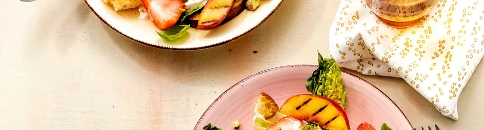 Maaltijdsalade met gegrilde nectarine en aardbeien
