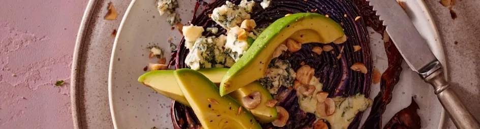 Rodekool-steaks met avocado en blauwe kaas