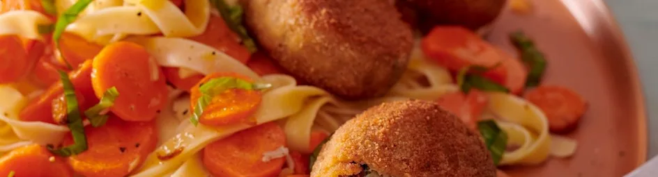 Pasta met in olijfolie gesmoorde wortel en makreelkoekjes