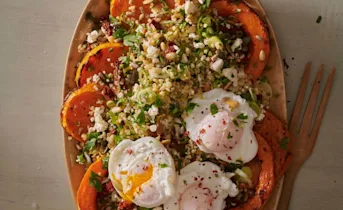 Pompoen uit de oven met gepocheerd eitje en bulgur