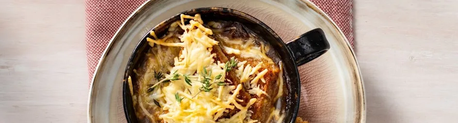 Uiensoep met volkorenbrood en gegratineerde kaas