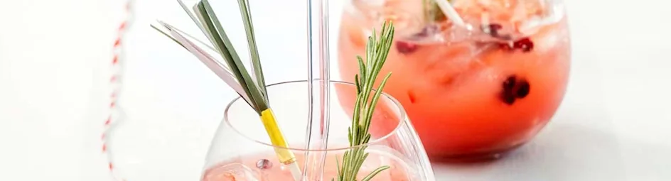 Bloedsinaasappelmocktail met rozemarijn en granaatappel