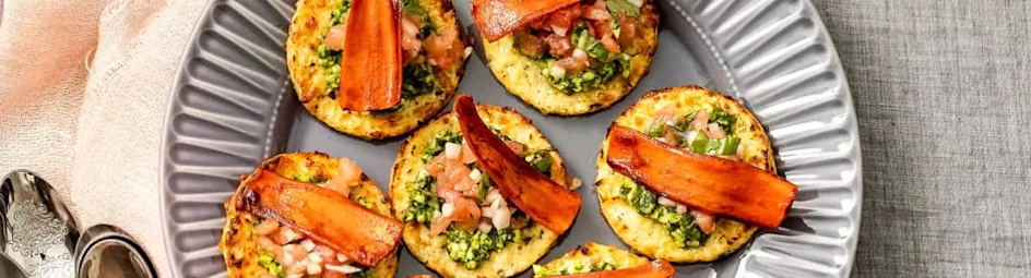 Bloemkoolpannenkoekjes met pesto, tomatensalsa en wortelbacon