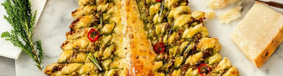 Kerstboom van bladerdeeg en kaas