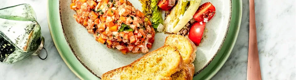 Vegatartaar met salade en toast
