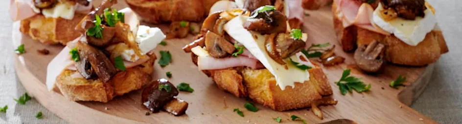 Crostini met beenham en champignons