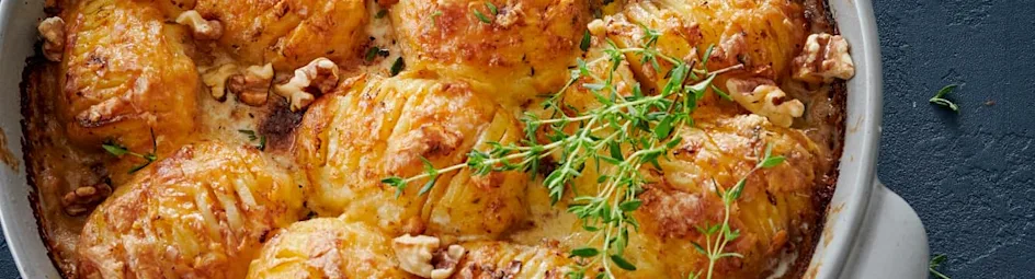 Aardappelgratin met belegen kaas, tijm en walnoten