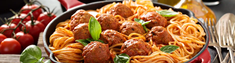 Italiaanse spaghetti met gehaktballetjes in tomaat-basilicumsaus