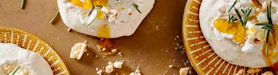 Pavlova’s met kaneelroom en coulis