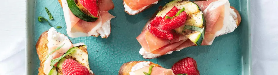 Bruschetta met ham, frambozen, geroosterde courgette