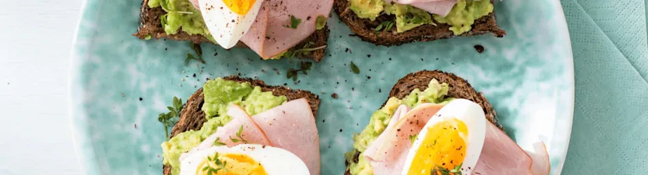 Speltboterham met ham, avocado ei