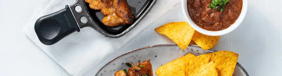 Mini-kipsaté met Mexicaanse molesaus en tortillachips