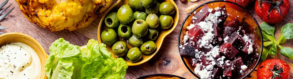 Vegaplank: Geroosterde bloemkool met kerriecrème, amandelen en gepofte tomaatjes en ovenkrieltjes