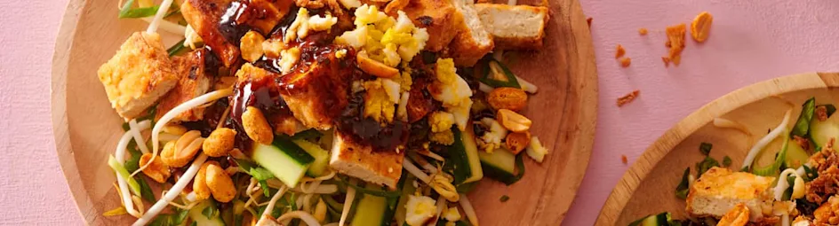 Salade met tofu en ketjapsaus