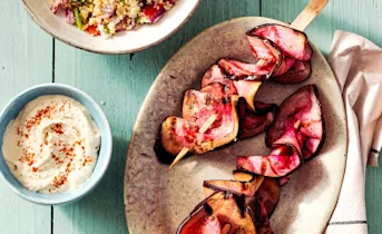 Gegrilde auberginekebabs met couscous salade