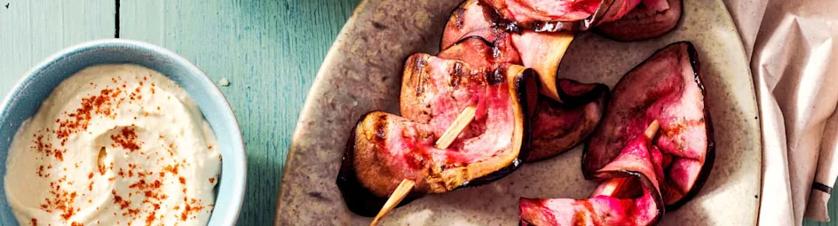 Gegrilde auberginekebabs met couscous salade