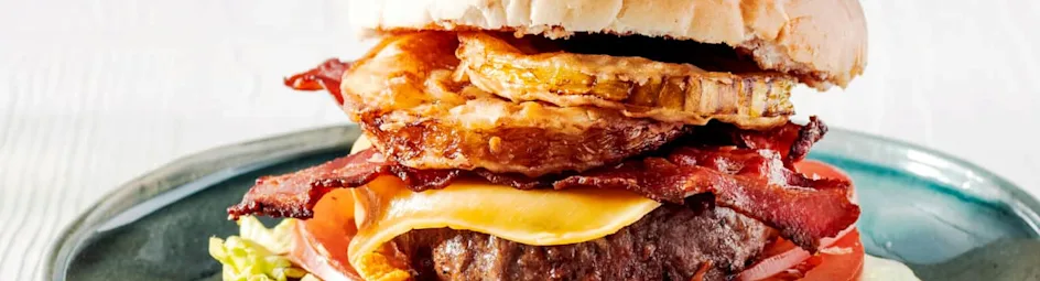 BBQ hamburgers met oude kaas en gefrituurde uienringen