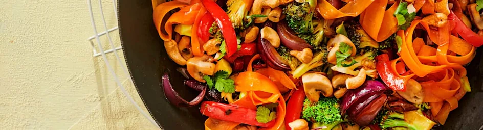 Pittige wortelnoedels met broccoli