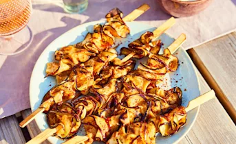 Pittige auberginekebabs van de grill