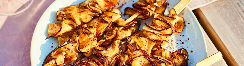 Pittige auberginekebabs van de grill