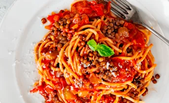 Vega spaghetti met linzen en cherrytomaatjes