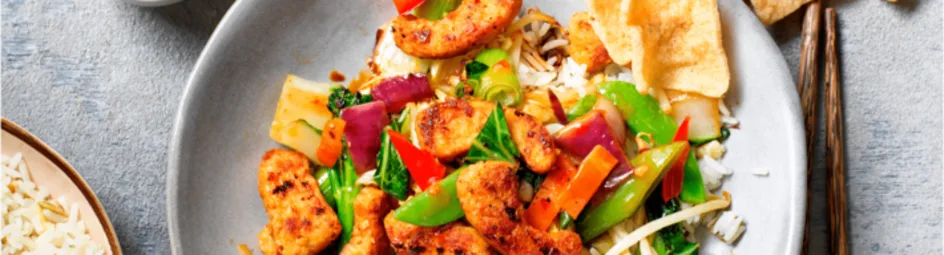 Vegetarische roerbak met Garden Gourmet gegrilde stukjes en notenrijst